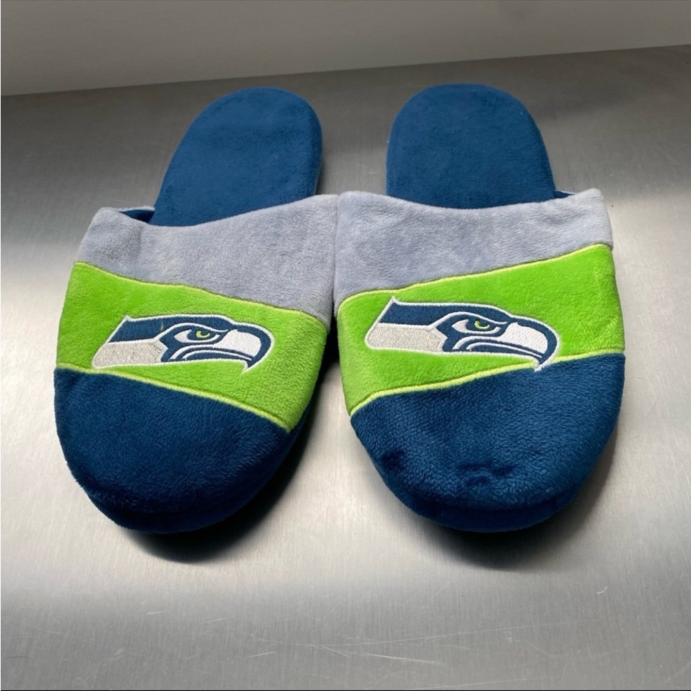 NWOT Seattle Seahawks Football Slippers House Shoes Men’s Size L (11-12)